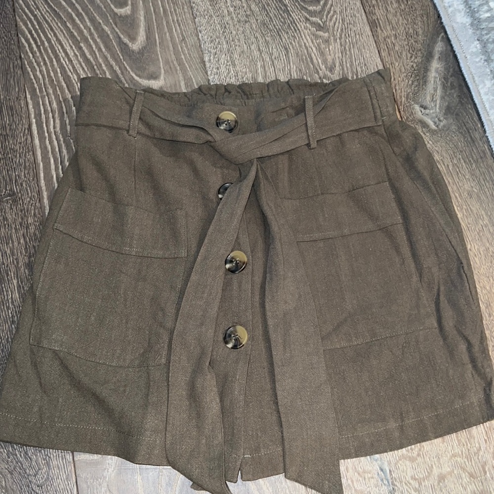 Lulus mustard seed Oliver green skort size large NWT